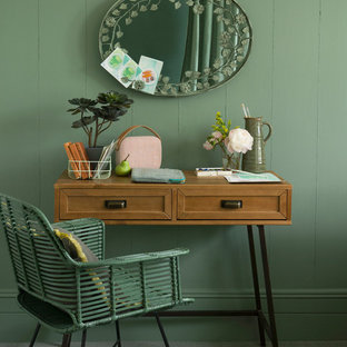 Modernes Hauptschlafzimmer mit grüner Wandfarbe und grünem Boden in London