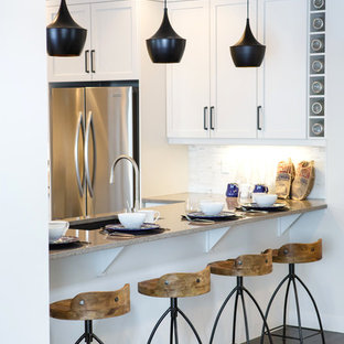 Diseño de cocina contemporánea con electrodomésticos de acero inoxidable