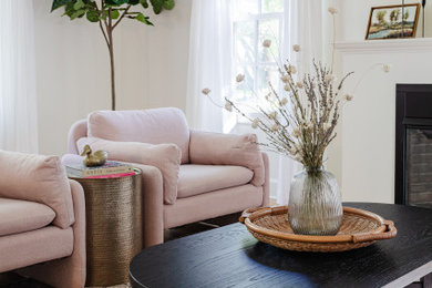 Example of a classic living room design in Dallas