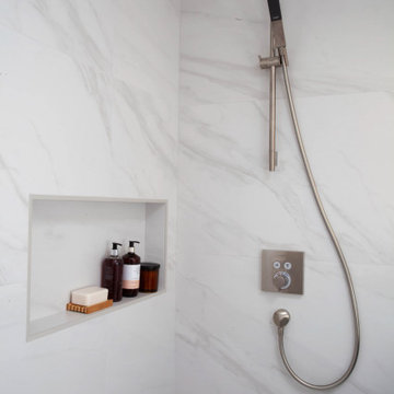 Relaxing Modern Bathroom