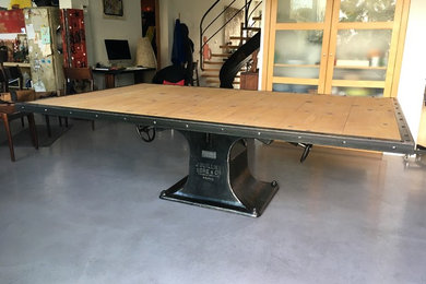 Table industrielle dégauchisseuse en fonte et plateau bois cerclé d'acier