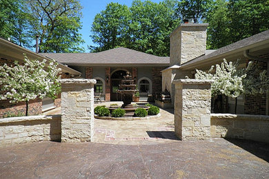 Example of a tuscan home design design in Milwaukee