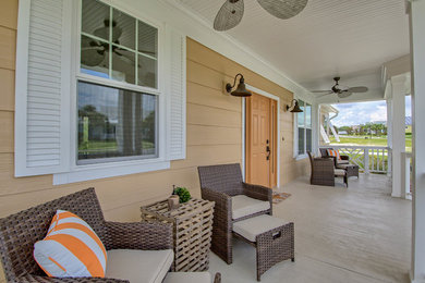 Beach style front yard verandah in Orlando with a roof extension.