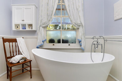 Design ideas for a traditional bathroom in Wollongong.