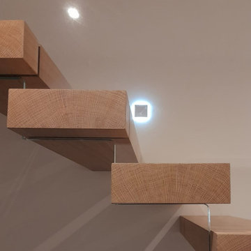Individual Treppe in Eiche Massiv mit Glasgeländer