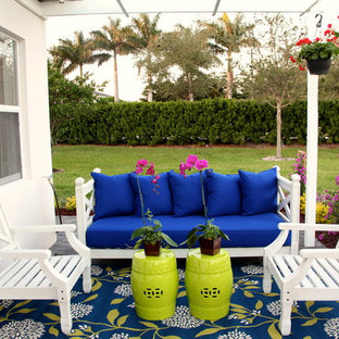 Kleine Maritime Pergola hinter dem Haus mit Pflasterklinker in Miami