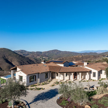 Seamless Indoor-Outdoor Living: A Home Designed for Entertaining and Privacy