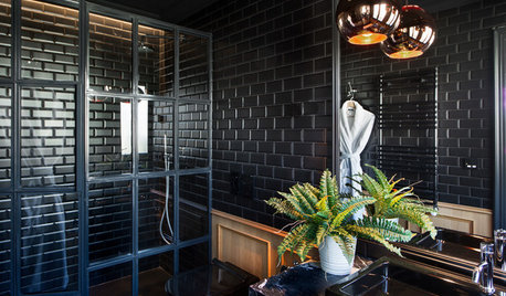 En detalle: El elegante baño en color negro de un enorme ático