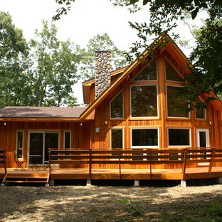 他の地域のラスティックスタイルのおしゃれな家の外観 (木材サイディング、茶色い外壁) の写真