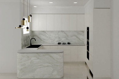 Réalisation d'une cuisine design avec des portes de placard blanches, plan de travail en marbre, une crédence en marbre, un électroménager noir et îlot.