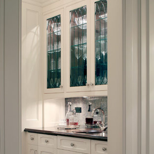 シカゴの巨大なトラディショナルスタイルのおしゃれなホームバーの写真