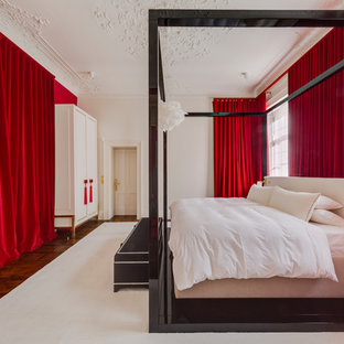 Ispirazione per una grande camera da letto etnica con pareti bianche, parquet chiaro e pavimento marrone