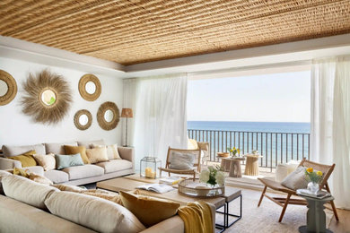Imagen de salón para visitas abierto y blanco y madera mediterráneo grande con paredes blancas, suelo de madera clara, televisor retractable, madera y alfombra