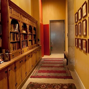 Inredning av en eklektisk mellanstor foajé, med gula väggar, heltäckningsmatta, en enkeldörr, en grå dörr och beiget golv