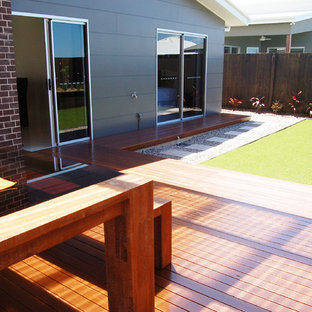 ブリスベンの小さいコンテンポラリースタイルのおしゃれな裏庭のテラス (アウトドアキッチン、デッキ材舗装、パーゴラ) の写真