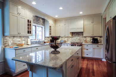 Kitchen - traditional kitchen idea in Detroit