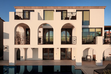 Exterior home idea in San Diego