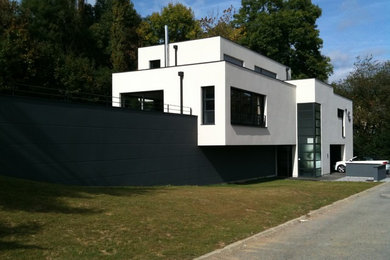 Cette photo montre une très grande maison moderne.