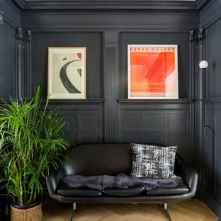 Foto på en vintage hall, med svarta väggar och ljust trägolv