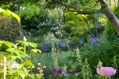 ロンドンにあるカントリー風のおしゃれな庭の写真