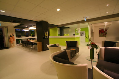 Entryway - modern entryway idea in Amsterdam