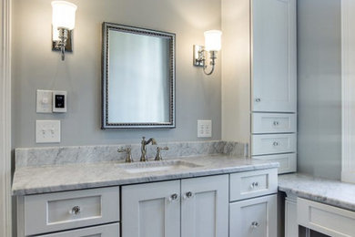 Example of a bathroom design in Tampa