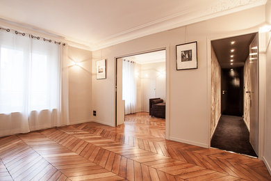 Exemple d'une salle de séjour tendance.