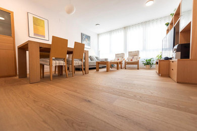 Ejemplo de comedor contemporáneo de tamaño medio con paredes blancas, suelo de madera clara, suelo beige y cortinas