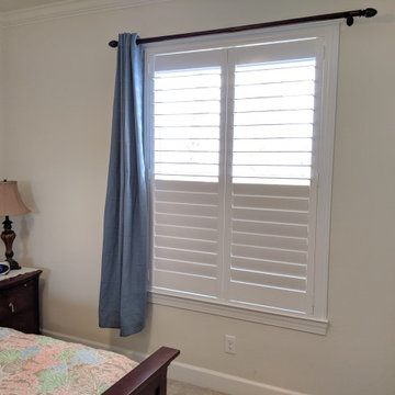 Split tilt bar allows bottom louvers to close separately even with No Center Rai