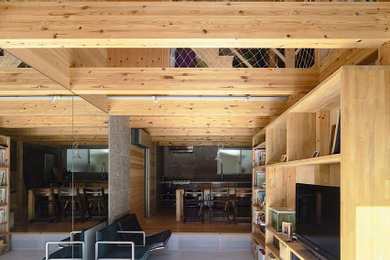 Foto de salón abierto industrial pequeño con suelo de baldosas de porcelana y madera