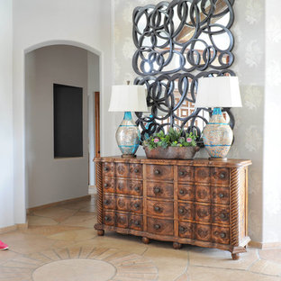 Modelo de distribuidor ecléctico, grande, con paredes blancas, suelo de piedra caliza, puerta de madera clara y suelo beige