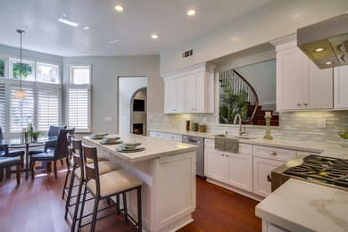 Example of a kitchen design in San Diego