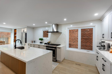 Kitchen - transitional kitchen idea in Toronto