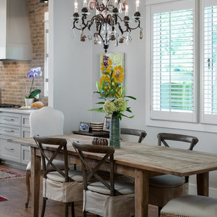 バーミングハムの小さいトラディショナルスタイルのLDKの画像 (ベージュの壁、無垢フローリング、標準型暖炉、レンガの暖炉まわり、茶色い床)