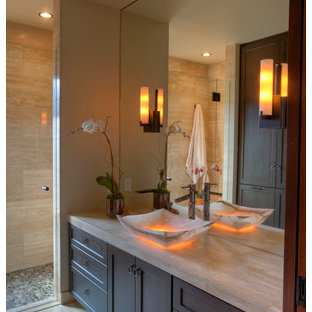 Ispirazione per una piccola stanza da bagno padronale moderna con lavabo a bacinella, ante in stile shaker, ante in legno bruno, top piastrellato, doccia a filo pavimento, WC monopezzo, piastrelle beige, piastrelle in pietra e pavimento in travertino