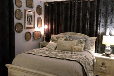 Bedroom - transitional bedroom idea in Tampa