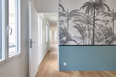 Inspiration pour une chambre minimaliste avec un mur bleu.