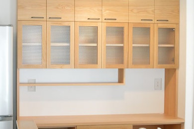 オーダーメイド　チェッカーガラスとオークのキッチンボード/食器棚