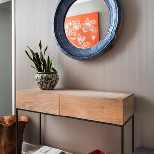Exemple d'une entrée éclectique de taille moyenne avec un mur beige, un sol en bois foncé et une porte simple.