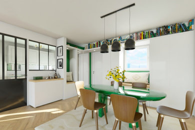 Idées déco pour une salle à manger contemporaine de taille moyenne avec un mur vert, parquet clair, un sol marron et verrière.