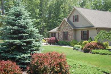 Design ideas for a mid-sized traditional full sun front yard garden path in Philadelphia.
