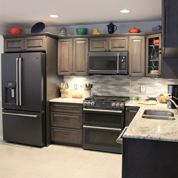 Starmark Kitchen in Maple Ridgeville w/ Decorative Edge in Slate w/ Ebony Glaze