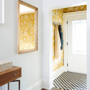 Foto di un piccolo ingresso con vestibolo boho chic con pareti multicolore, pavimento in legno massello medio, una porta singola, una porta bianca e pavimento marrone