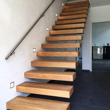 Kragarmtreppe mit Edelstahlgeländer