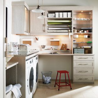 Foto på ett vintage hobbyrum, med vita väggar och ett inbyggt skrivbord