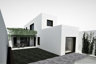 Diseño de fachada de casa blanca y blanca mediterránea de dos plantas con revestimiento de hormigón y tejado plano
