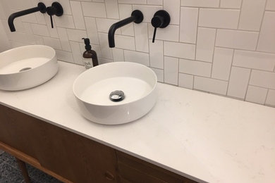 Aménagement d'une petite salle de bain principale classique avec une vasque, un plan de toilette en quartz et un plan de toilette blanc.