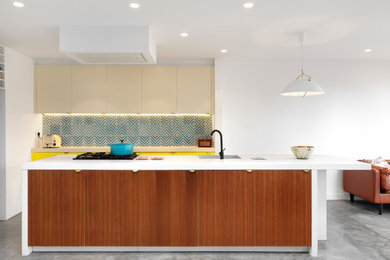 Offene, Große Moderne Küche mit Betonarbeitsplatte und Kücheninsel in London