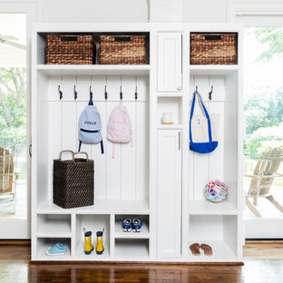 ダラスの大きいカントリー風おしゃれなマッドルーム (茶色い床、白い壁、濃色無垢フローリング) の写真