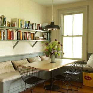 Landhausstil Esszimmer mit braunem Holzboden, Kamin, Kaminsims aus Holz und beiger Wandfarbe in Boston